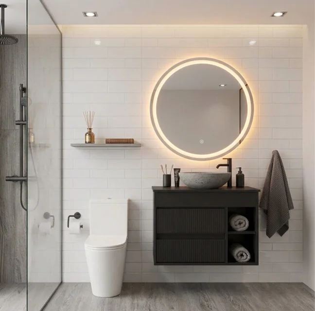 Baño remodelado con mueble flotante, espejo con luz LED y acabados en cerámica, proyecto de Construir Mejor en Bogotá.