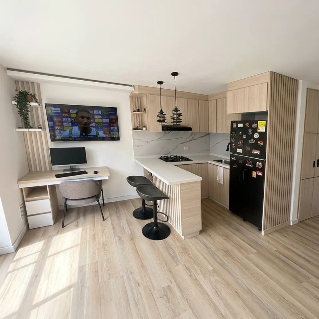 Mobiliario a Medida Cocina integral y zona de estudio en madera a la medida | Construir Mejor